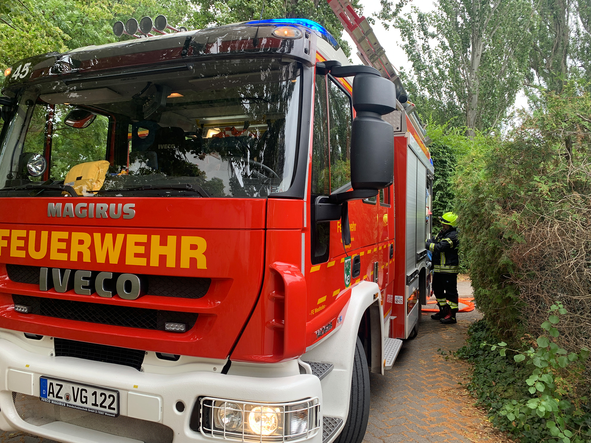 Einsatzfahrzeug bei Heckenbrand in Westhofen