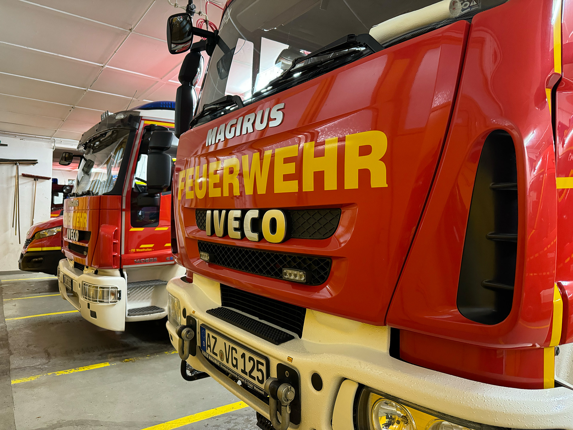 Einsatzfahrzeuge im Feuerwehrhaus